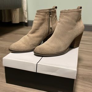 Dolce Vita Jozie Perf taupe suade ankle booties